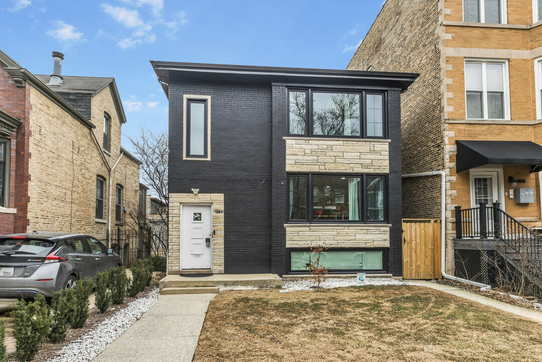 2735 N Mozart St in Chicago, IL - Building Photo