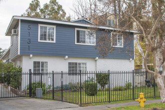 5131 Bakman Ave in North Hollywood, CA - Foto de edificio - Building Photo