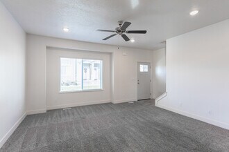 Porter Ranch Townhomes in Eagle Mountain, UT - Foto de edificio - Building Photo