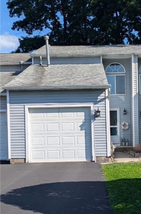 8497 Fathom Dr in Baldwinsville, NY - Building Photo