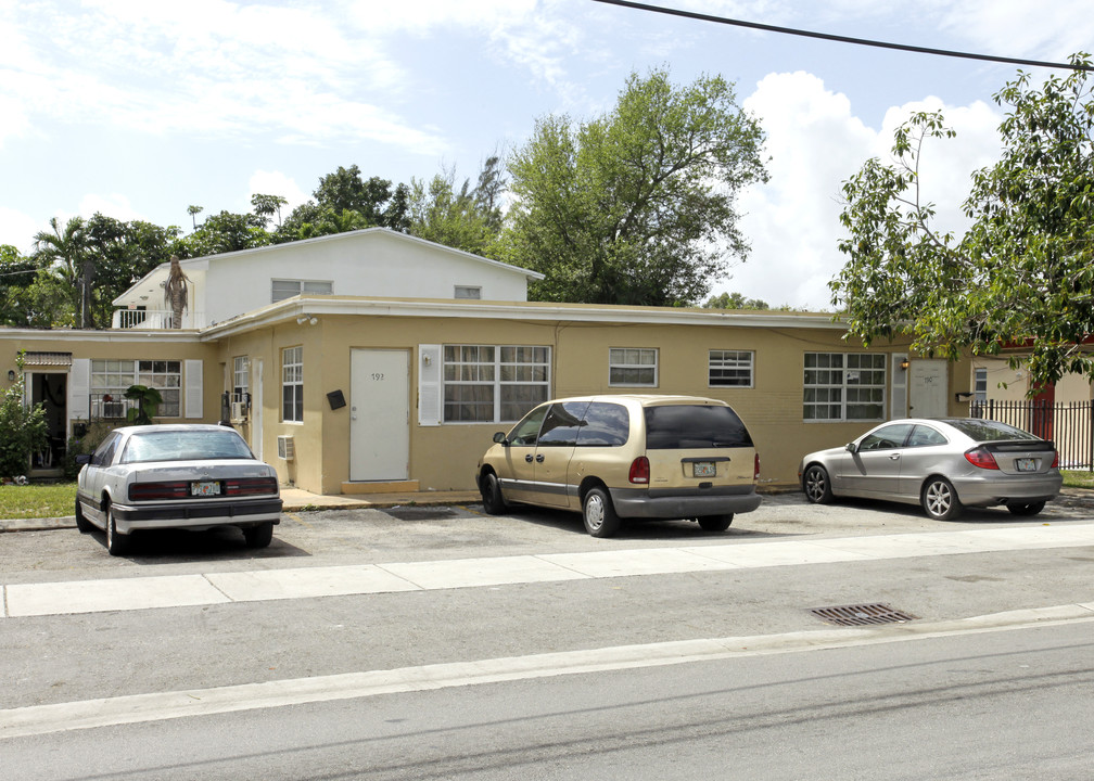 790-796 NE 123rd St in North Miami, FL - Foto de edificio