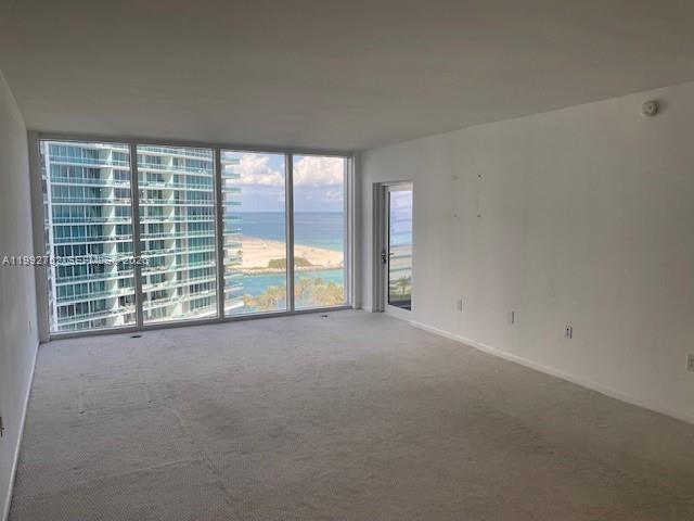 10275 Collins Ave in Bal Harbour, FL - Foto de edificio - Building Photo