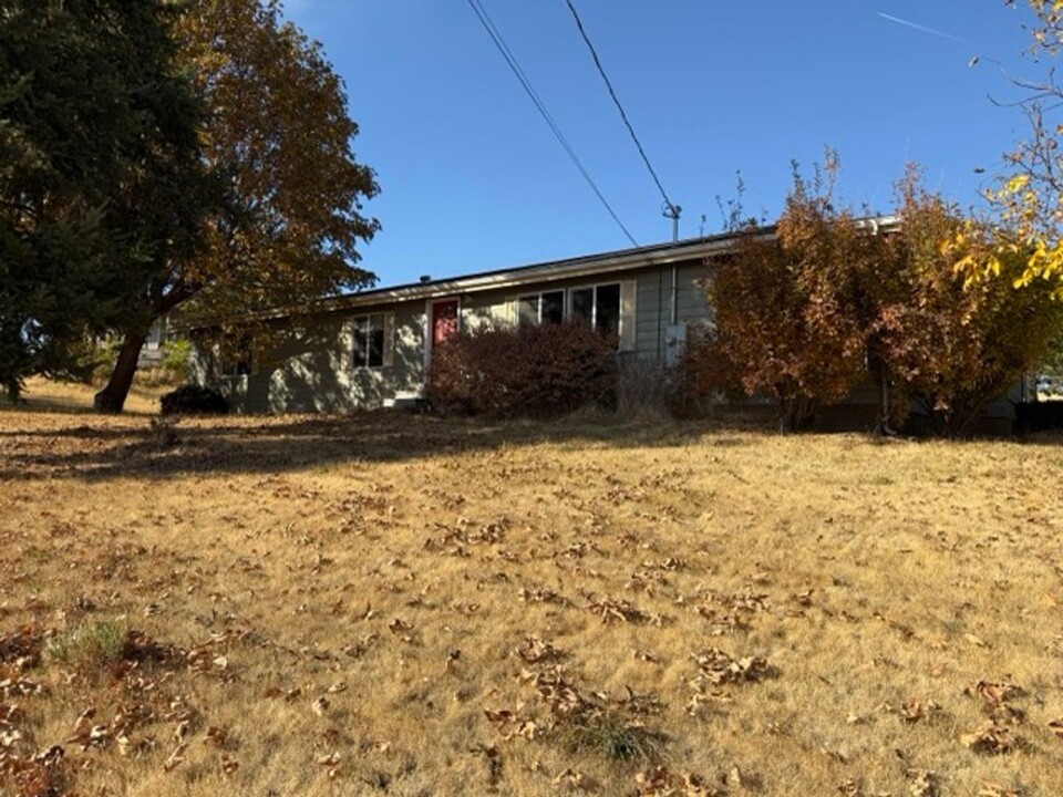 402 Jefferson St in Moro, OR - Building Photo