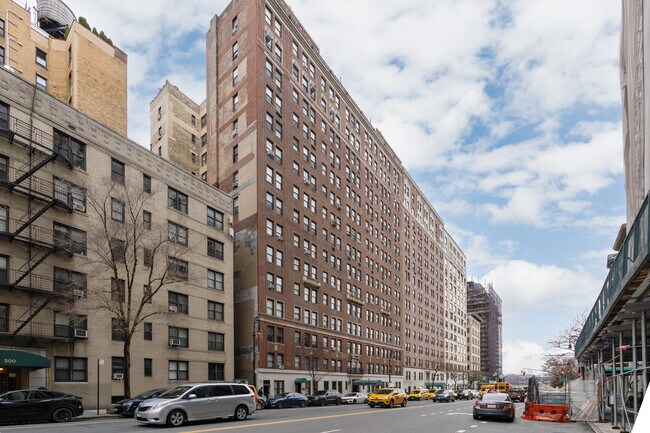 310 W 72nd St in New York, NY - Building Photo - Building Photo