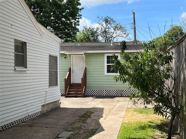 property at 914 E 25th St