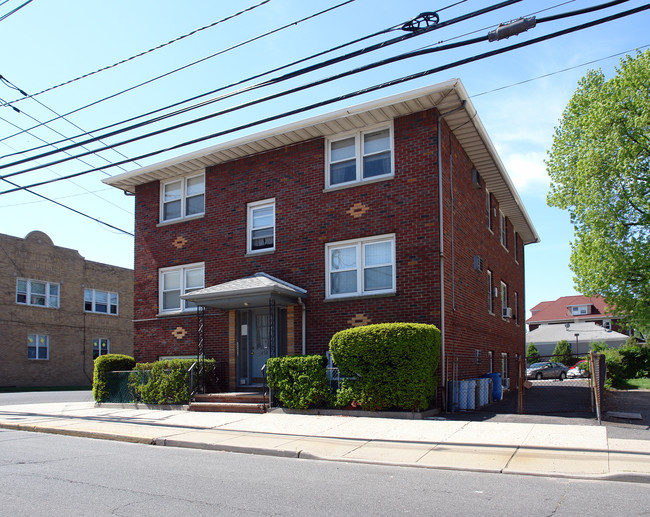 478 Valley Brook Ave in Lyndhurst, NJ - Foto de edificio - Building Photo
