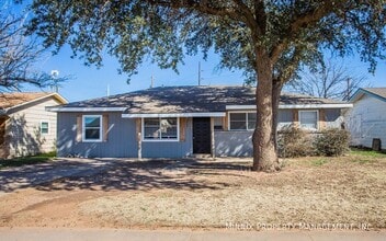 3403 Bangor Dr in Lubbock, TX - Foto de edificio - Building Photo