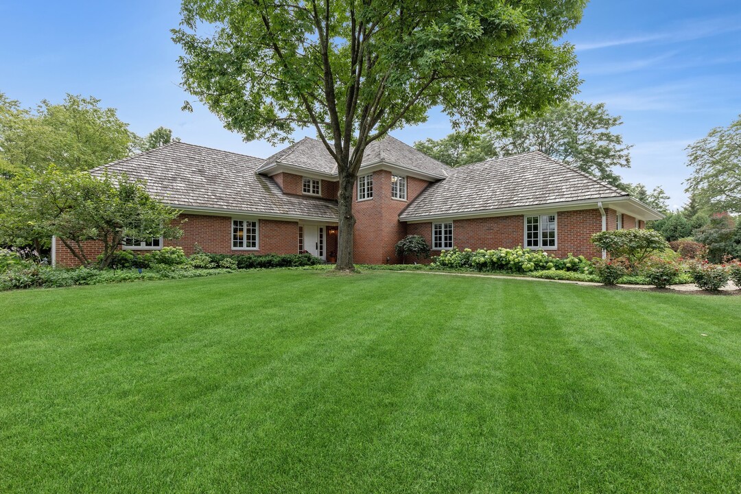 390 S Basswood Rd in Lake Forest, IL - Building Photo