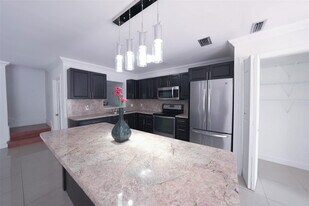 7327 Pepper Pike Dr in Hialeah, FL - Building Photo