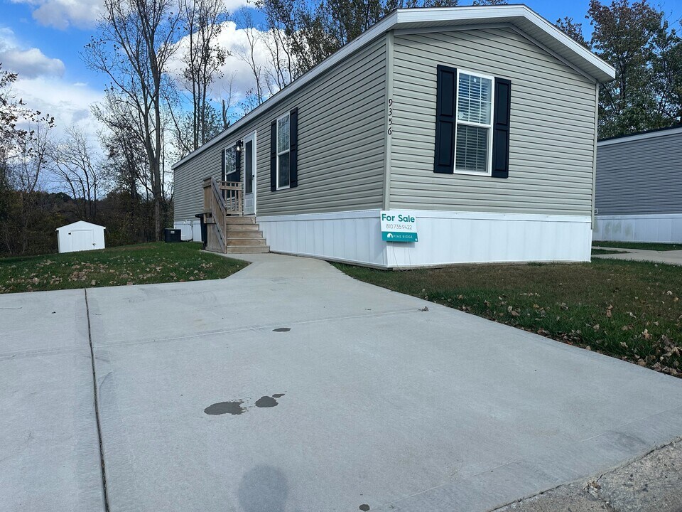 9356 River Dr in Linden, MI - Building Photo