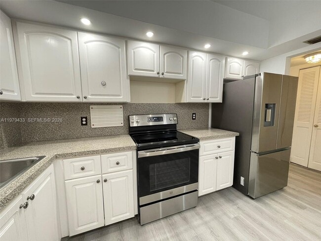 3800 N Hills Dr in Hollywood, FL - Building Photo - Building Photo