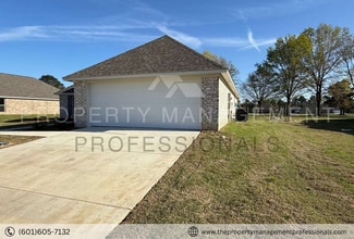 563 Patrick Farms Dr in Pearl, MS - Building Photo - Building Photo
