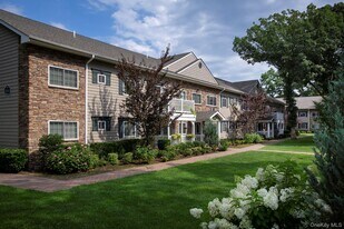 562 New Hwy in Hauppauge, NY - Building Photo