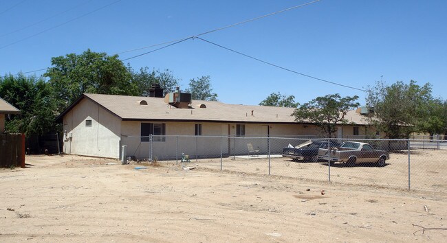 15515 Tonekai Rd in Apple Valley, CA - Foto de edificio - Building Photo