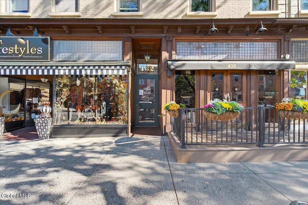 432 Broadway in Saratoga Springs, NY - Building Photo