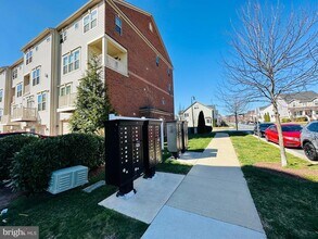 22045 Broadway Ave in Clarksburg, MD - Building Photo - Building Photo