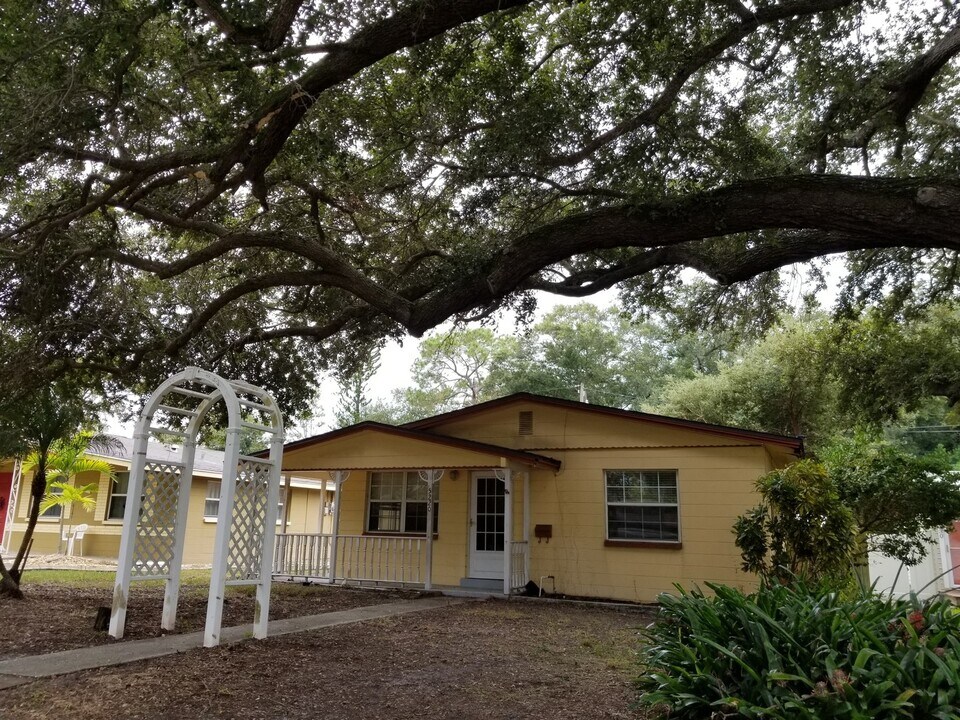 5220 11th Ave N in St. Petersburg, FL - Building Photo