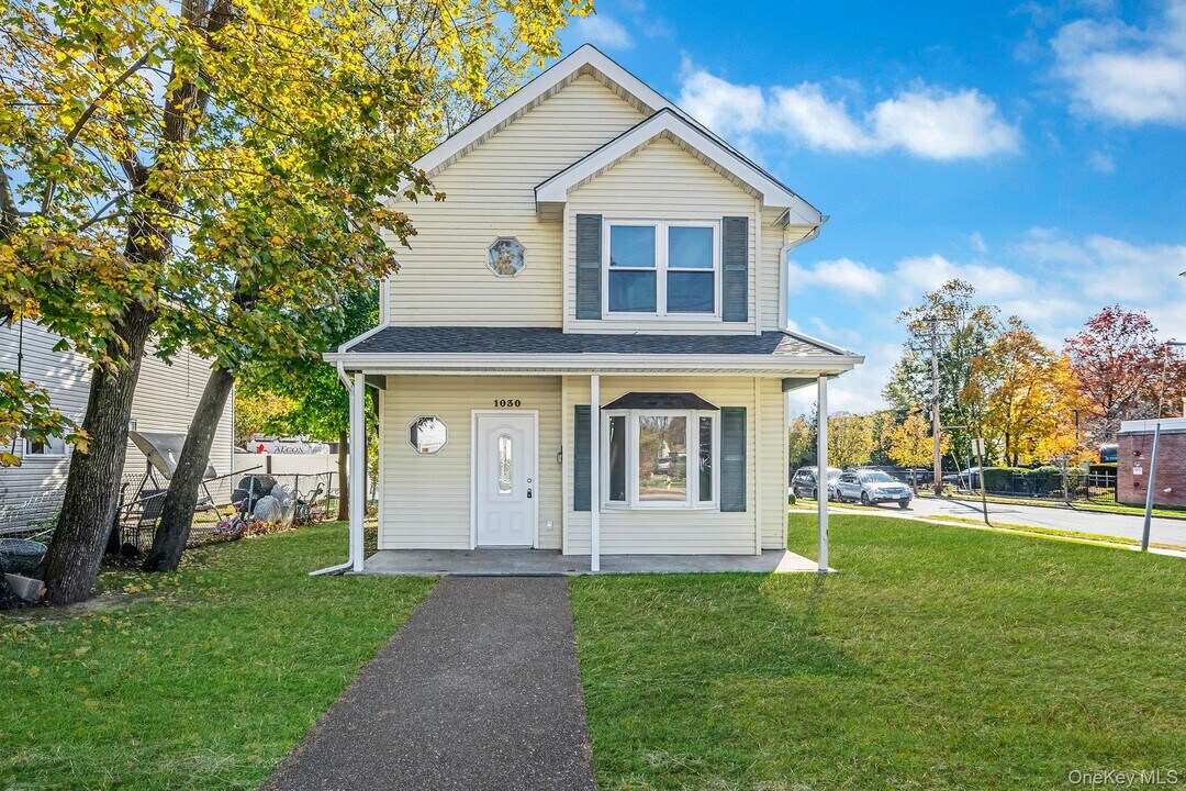 1030 Prospect Ave in Westbury, NY - Building Photo