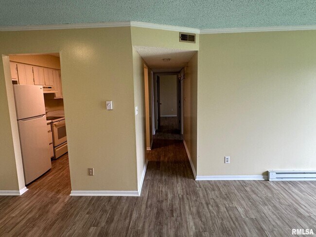243 S Durkin Dr, Unit 24 in Springfield, IL - Building Photo - Building Photo