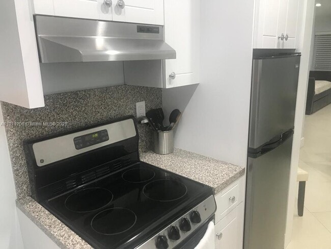 7921 Abbott Ave in Miami Beach, FL - Building Photo - Building Photo