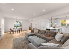 8421 N Burrage Ave in Portland, OR - Building Photo - Building Photo