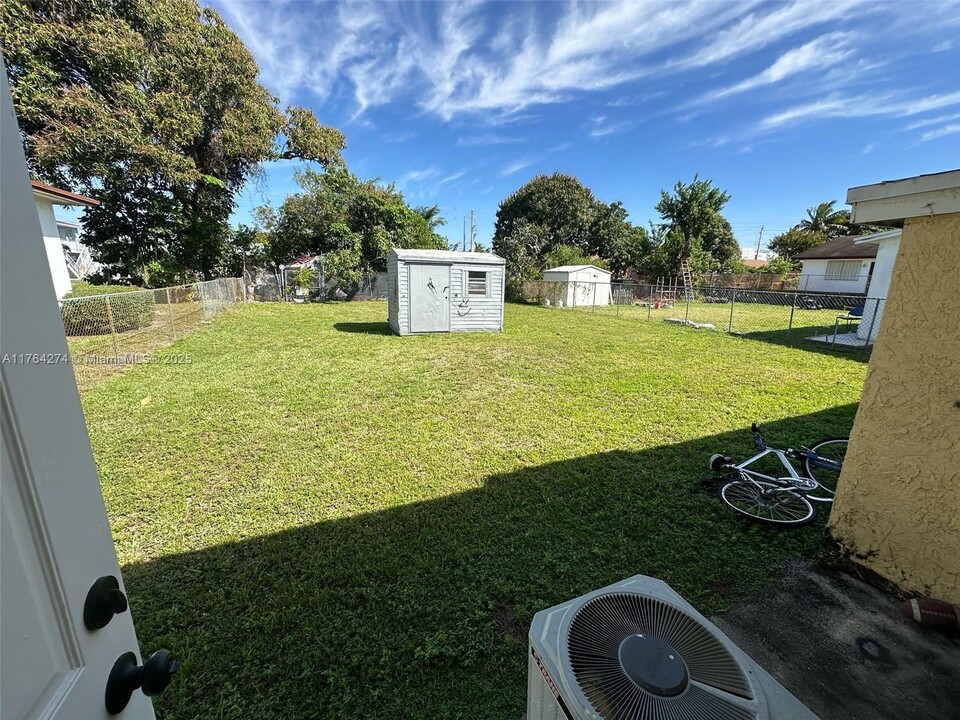 4101 SW 21st St-Unit -W in West Park, FL - Foto de edificio