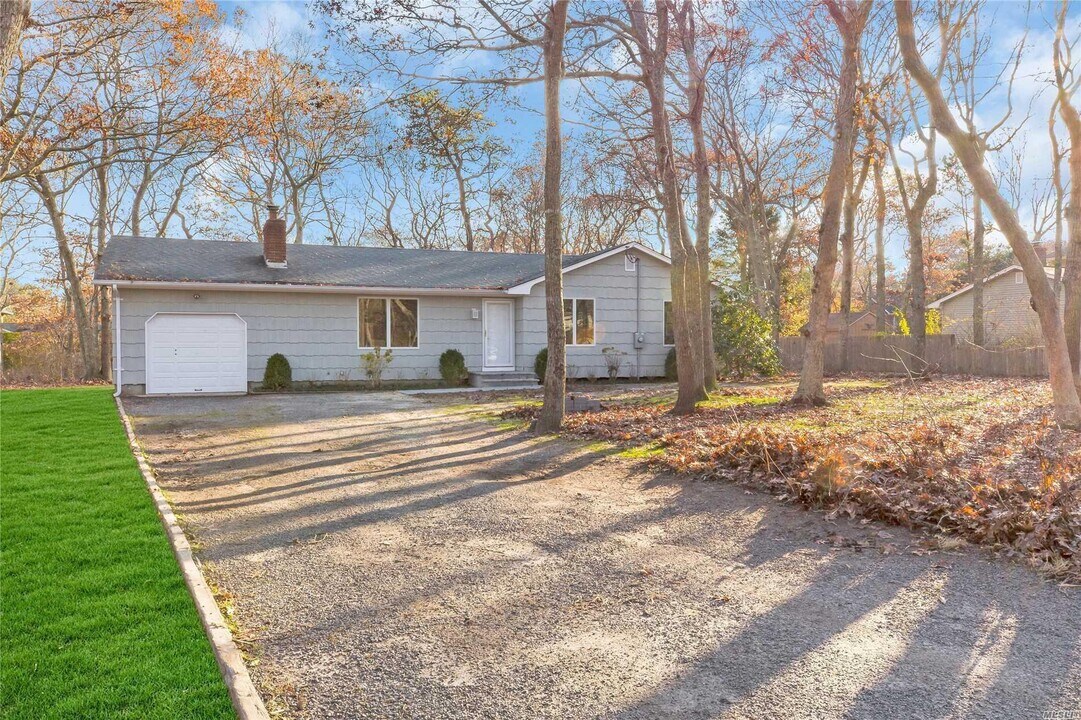 51 Ocean Ave in Hampton Bays, NY - Building Photo
