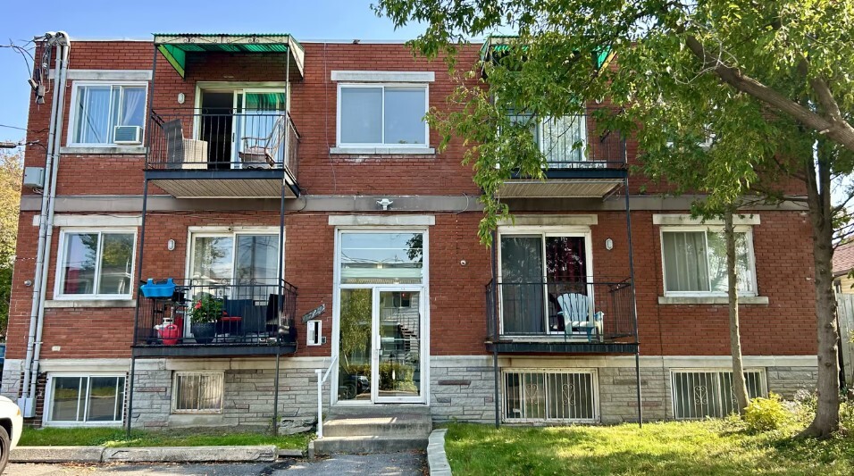 1522 Saint-Joseph Rue in Longueuil, QC - Building Photo