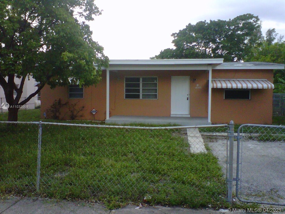 1324 NW 11th Ct in Fort Lauderdale, FL - Building Photo