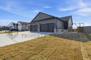 5263 N Pinecrest Ct in Bel Aire, KS - Building Photo