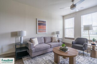 300 Enclave Dr in Conroe, TX - Building Photo