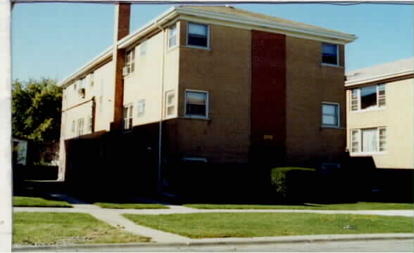 9008 N Cumberland Ave in Niles, IL - Building Photo