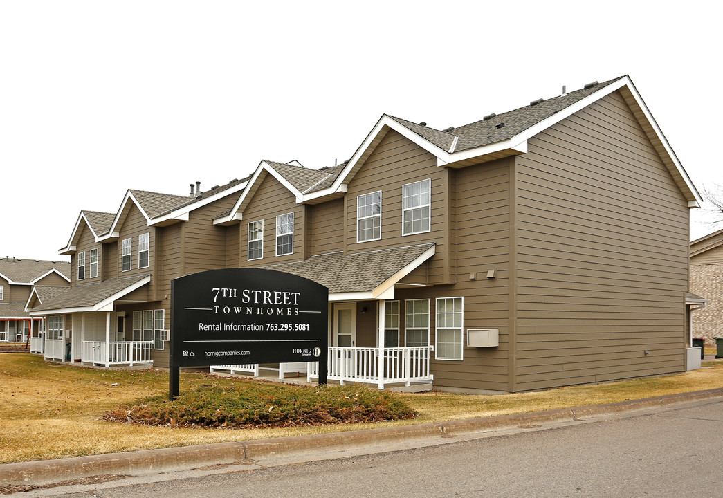 7th Street Townhomes in Monticello, MN - Foto de edificio