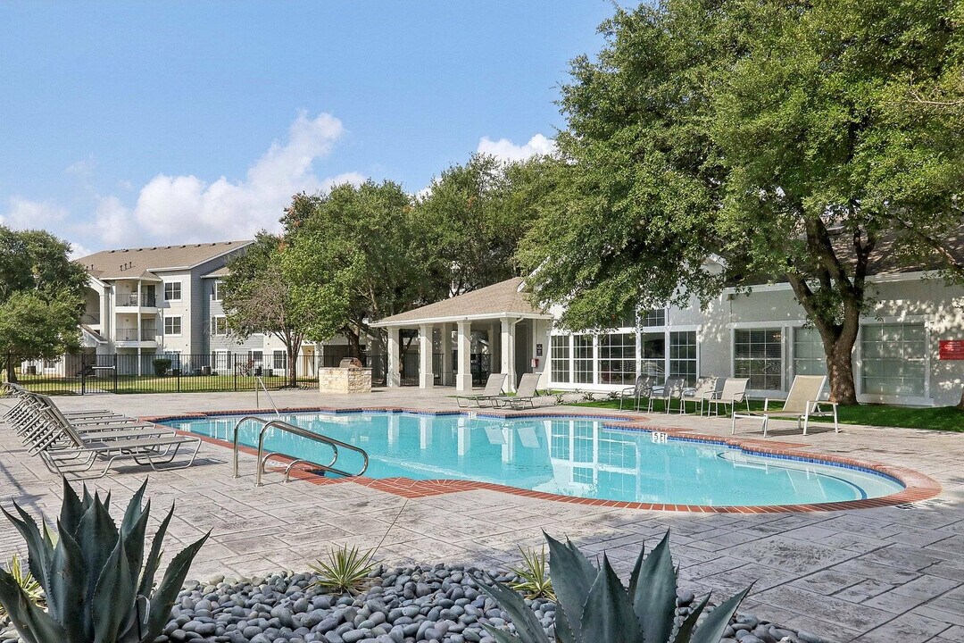 Avonmora Apartments in Austin, TX - Foto de edificio