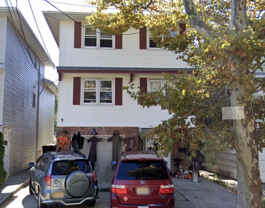 158 W 17th St in Bayonne, NJ - Building Photo