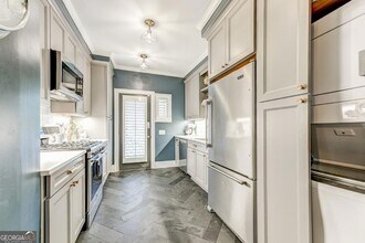 28 Collier Rd NW, Unit 11 in Atlanta, GA - Foto de edificio - Building Photo