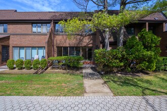 41 Chestnut Hill in Roslyn, NY - Building Photo - Building Photo