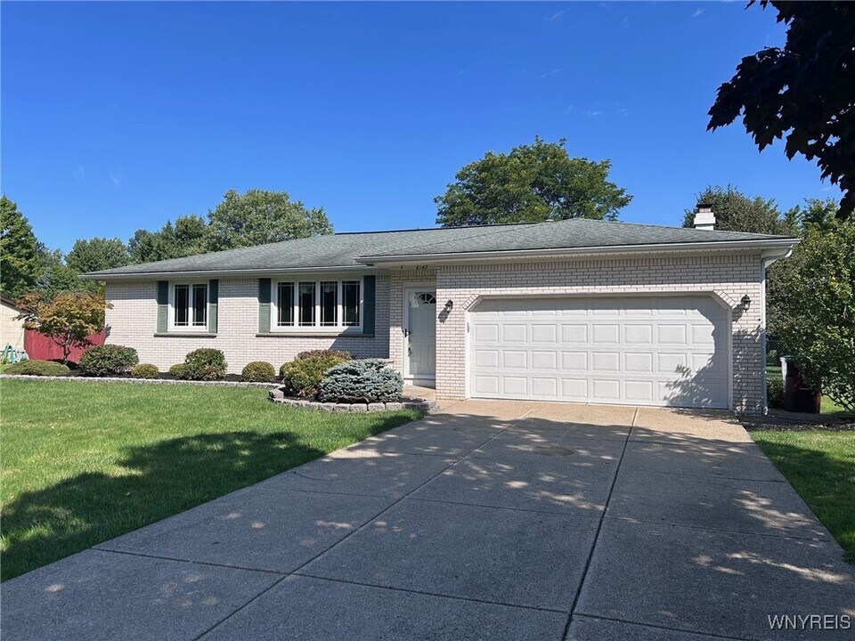6142 Berkley Dr in Orchard Park, NY - Building Photo