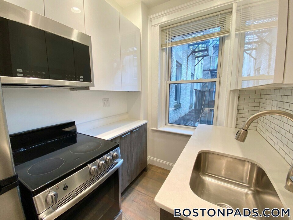 111 Park Dr in Boston, MA - Building Photo