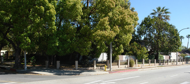 380 Madison Ave in Pasadena, CA - Foto de edificio - Building Photo