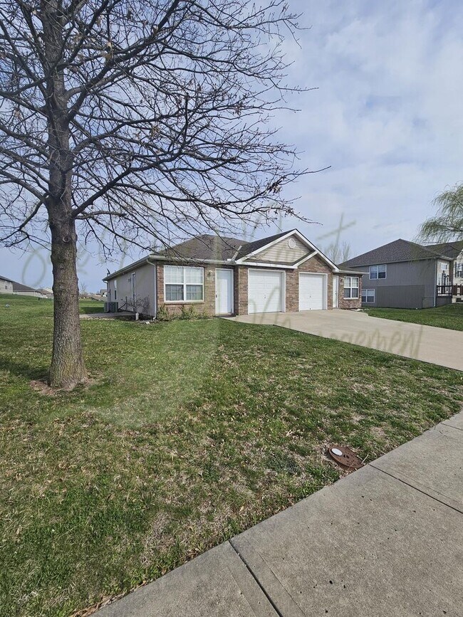 209 NW Sni-A-Bar Dr in Grain Valley, MO - Building Photo - Building Photo