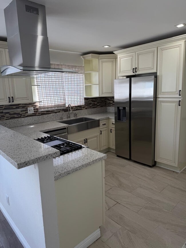 18550 Hatteras St in Tarzana, CA - Building Photo - Building Photo