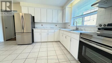 242-242 Wilmington Ave in Toronto, ON - Building Photo - Building Photo