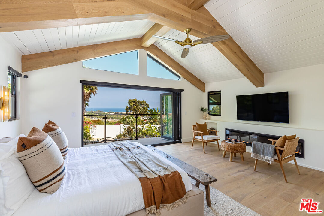 3525 Coast View Dr in Malibu, CA - Building Photo