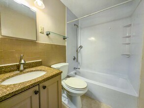 31 Andrew St, Unit 9 in Manchester, NH - Foto de edificio - Building Photo