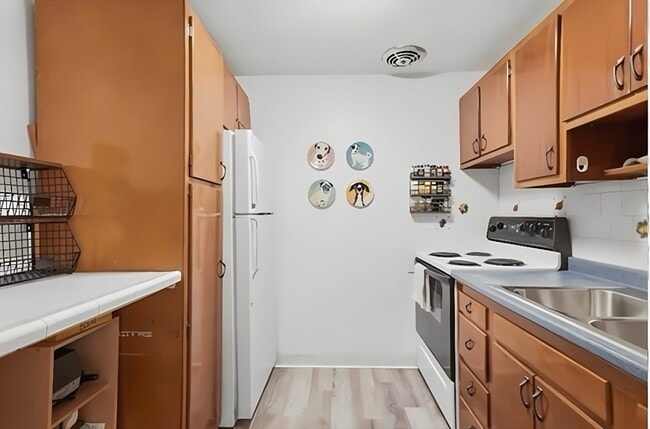 74 Kent St, Unit 35 in Brookline, MA - Foto de edificio - Building Photo