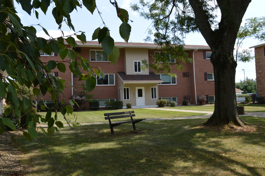 Hickory Arms Apartments in Hermitage, PA - Building Photo