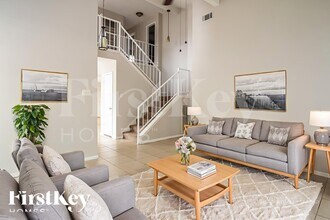 8654 Pine Falls Dr, Unit 402 in Houston, TX - Building Photo - Building Photo