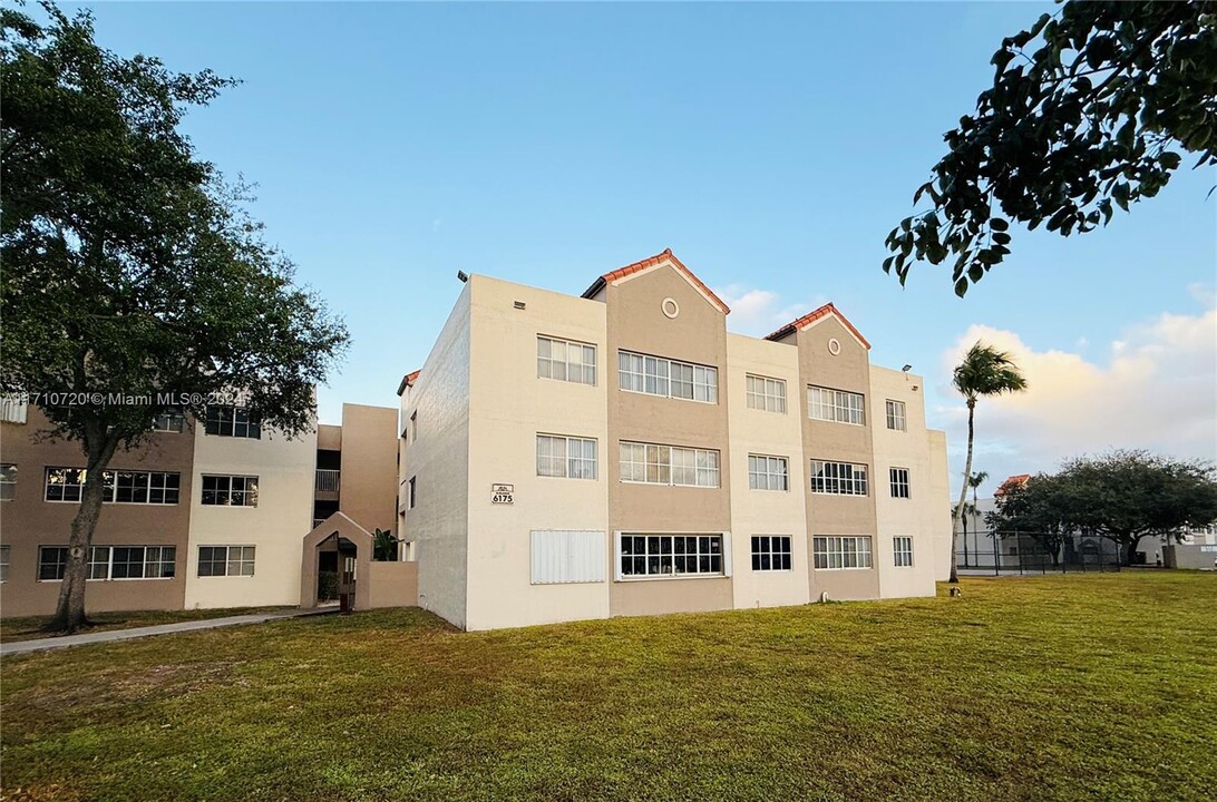 6175 NW 186th St in Hialeah, FL - Building Photo