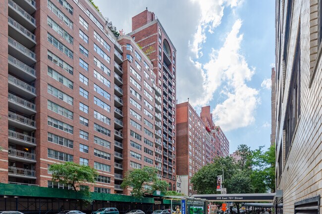 Le Chambord Condominiums in New York, NY - Building Photo - Building Photo